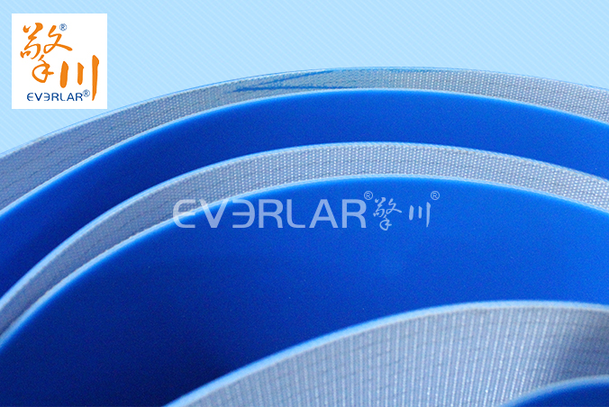 藍色PVC輸送帶加擋塊耐磨抗拉強度耐腐蝕工業(yè)皮帶