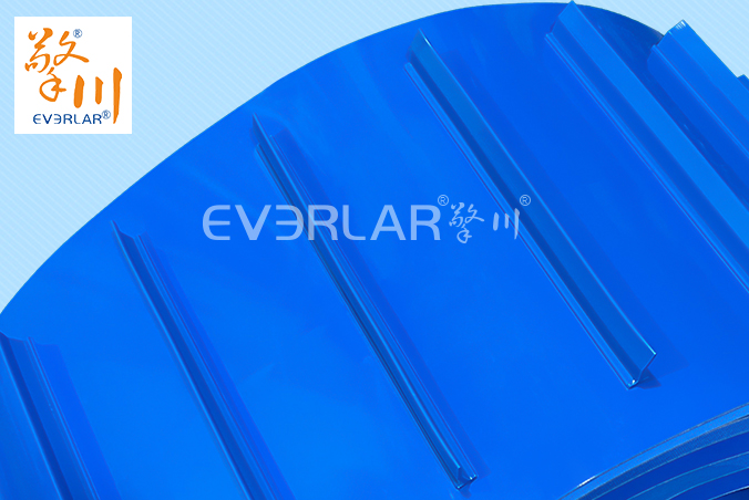 PU輸送帶加擋板導(dǎo)條耐磨防滑藍(lán)色食品級自動化流水線傳送帶定制