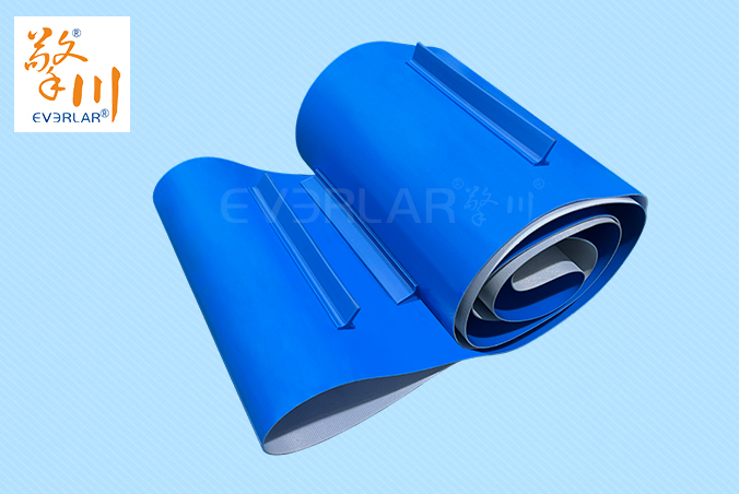 藍(lán)色PVC輸送帶加擋板導(dǎo)條耐磨防跑偏防掉落自動化生產(chǎn)線物料傳送工業(yè)皮帶