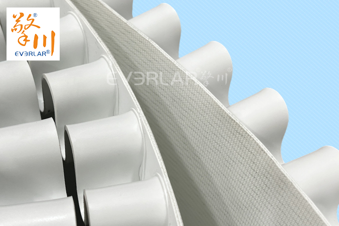 白色PVC輸送帶加裙邊耐磨抗腐蝕電子食品行業(yè)輸送機(jī)傳送帶廠家