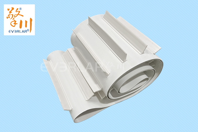 食品級(jí)白色PU輸送帶加擋板防滑落耐磨食品包裝分揀線傳送帶定制