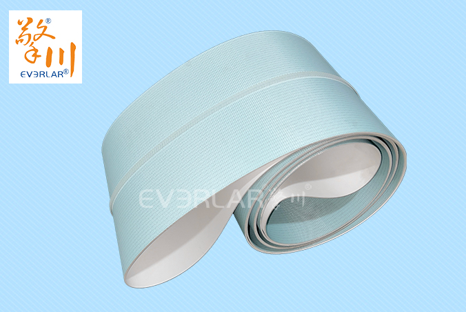 食品級(jí)藍(lán)色PU輸送帶加導(dǎo)條防滑易清潔食品醫(yī)藥輸送機(jī)傳輸帶定制