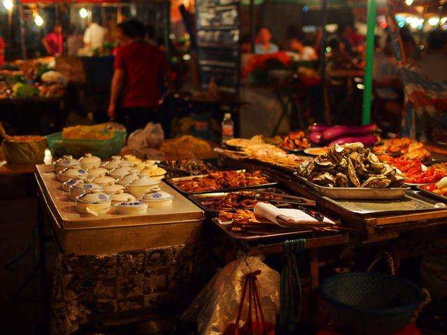 城管打電話(huà)喊商販擺攤 城管打電話(huà)喊商販擺攤